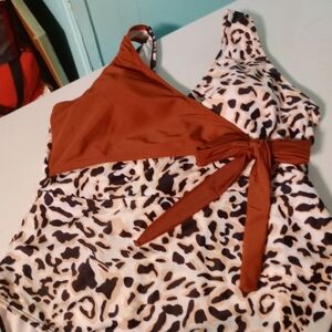 Woman's Cute Cross Over Bra Top, With Leopard 🐆 Print swim suit. Close To Xl Sz